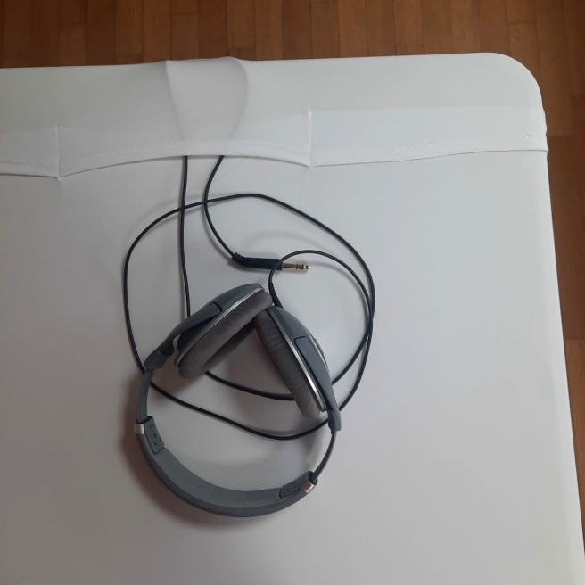 wloty na kable w blacie pokrowca