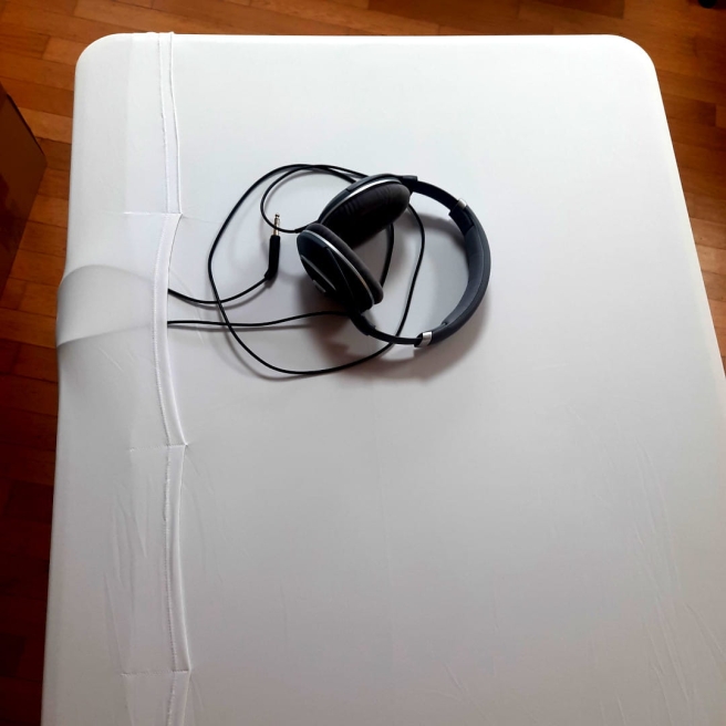 wloty na kable w blacie pokrowca