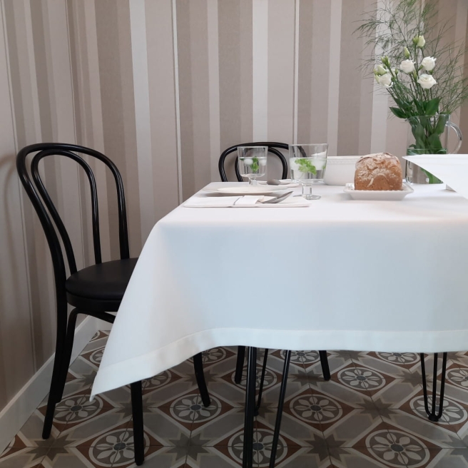 white stain-resistant tablecloth Porto