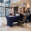 granatowy pokrowiec na stół bankietowy z podkrojem | PRACOWNIA HORECA