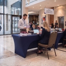 granatowy pokrowiec na stół bankietowy z podkrojem | PRACOWNIA HORECA