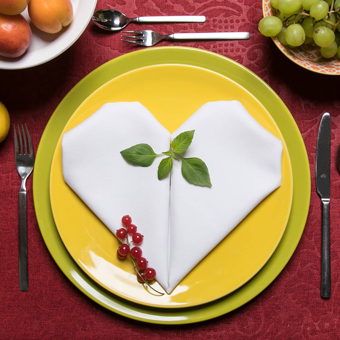   How to arrange napkins on the table? 